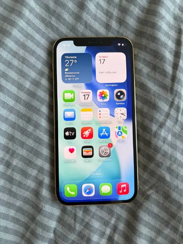 iPhone 12 Pro, MacBook Air M1 1