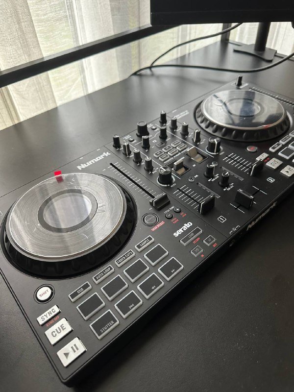 Numark Mixtrack Platinum FX 4-Deck DJ контроллер