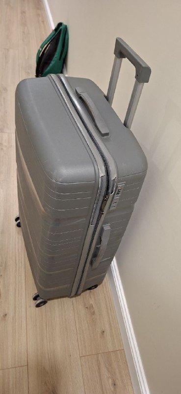 Чемодан серый пластиковый