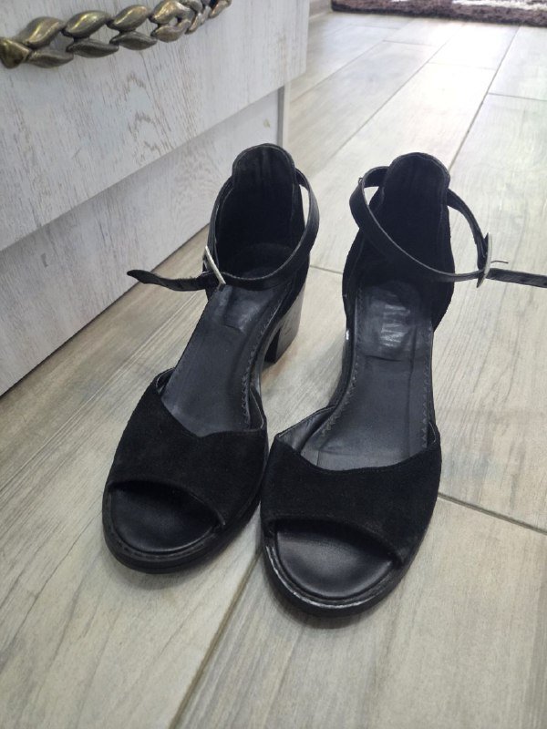 Женская обувь, черные и зеленые туфли, коричневые шлепанцы