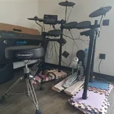 Электронные барабаны Yamaha, педаль Tama, барабанный стул Millenium 1