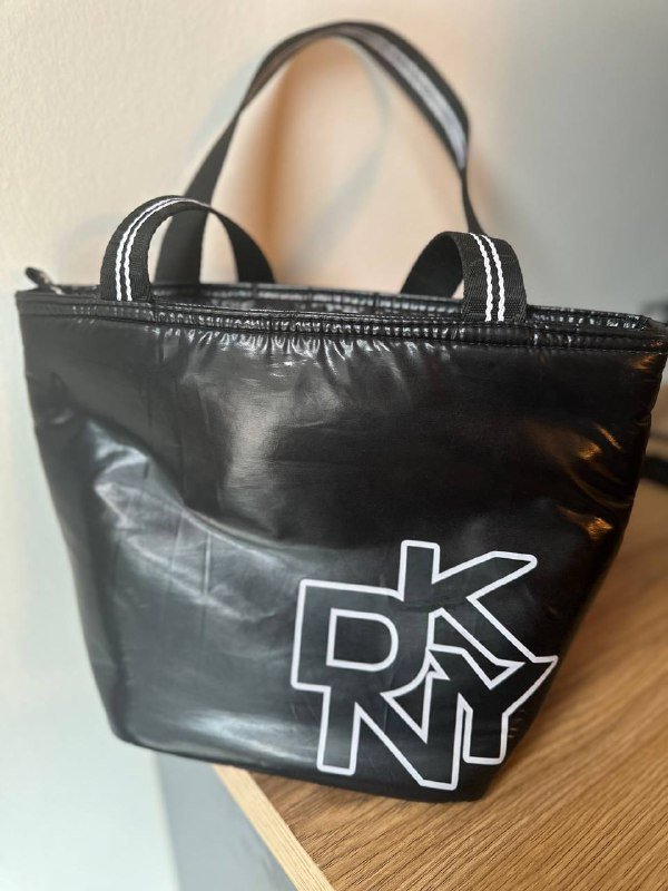 пальто женское, сумка DKNY, джинсы женские, кофта с капюшоном, кеды DKNY, рубашка Minus, спортивные штаны Puma, лоферы, джинсы Tommy Hilfiger 2