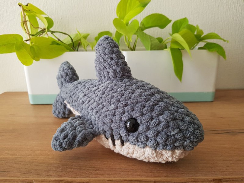 Вязаные игрушки котик, акула, карп кои белый и красный 3