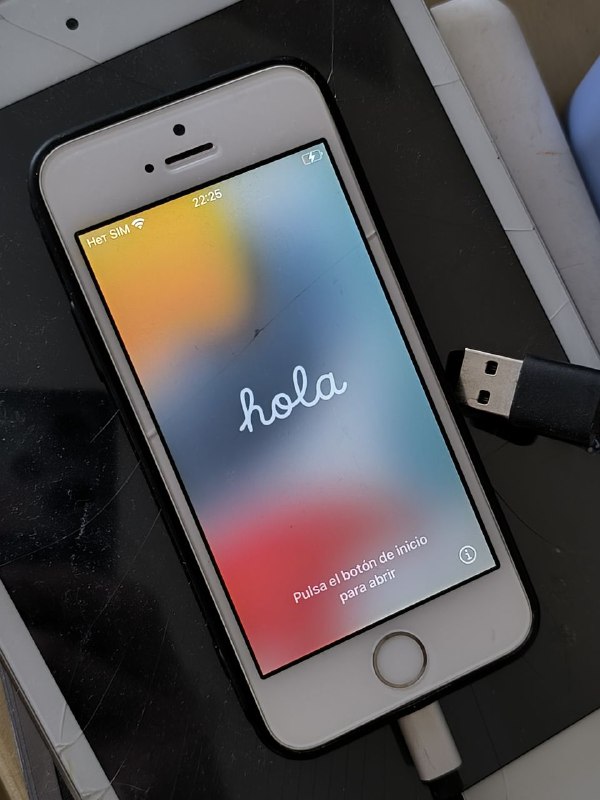 iPhone 5 SE с черным чехлом 2