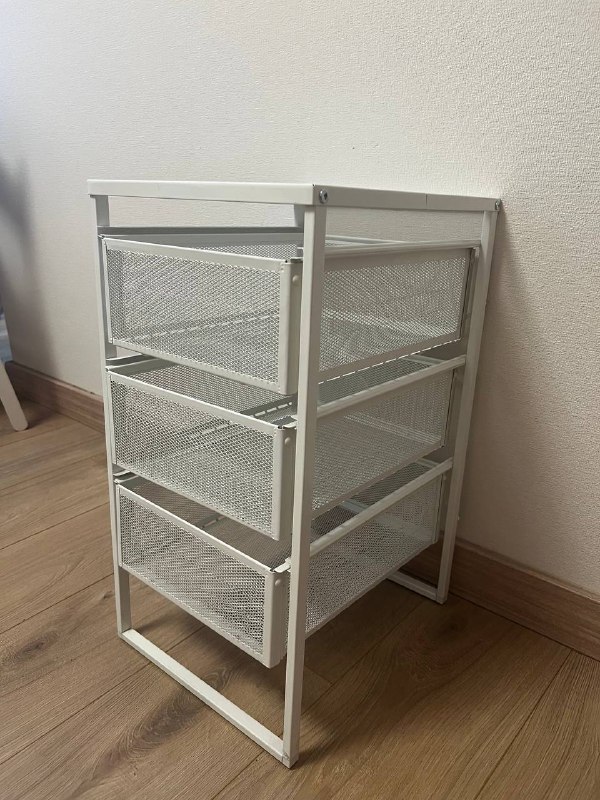 Белая тумбочка с тремя отсеками 3