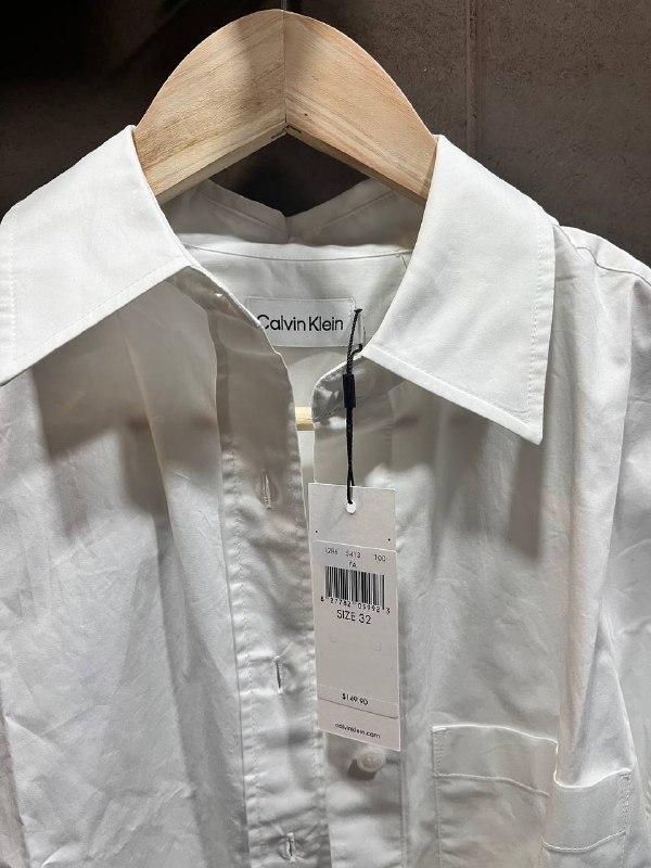 Кожаный тоут, нейлоновая сумка, рубашка Calvin Klein, спрей для волос, резиновые тапки, хайлайтер Essence 5