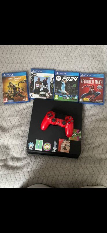 Игровая приставка PlayStation с контроллером и играми