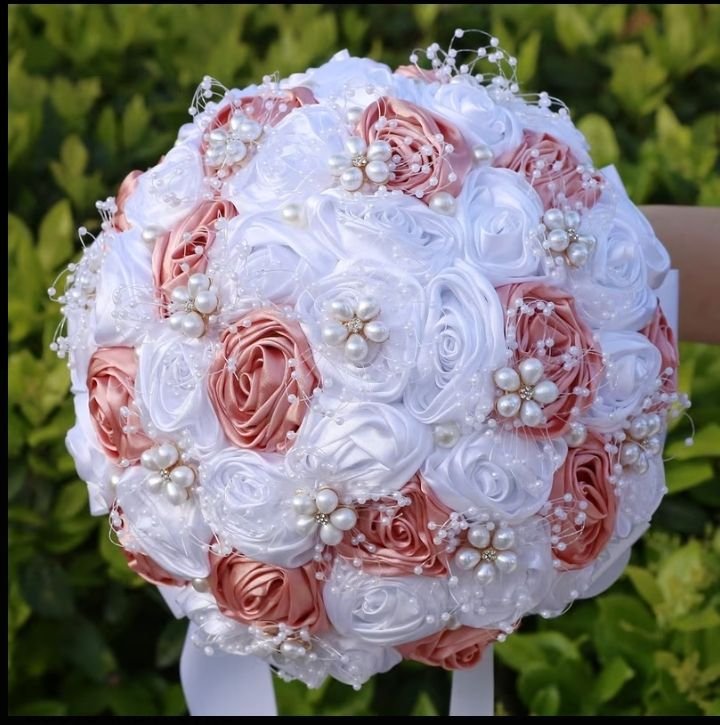 Розовый цветочный букет невесты из роз и жемчуга