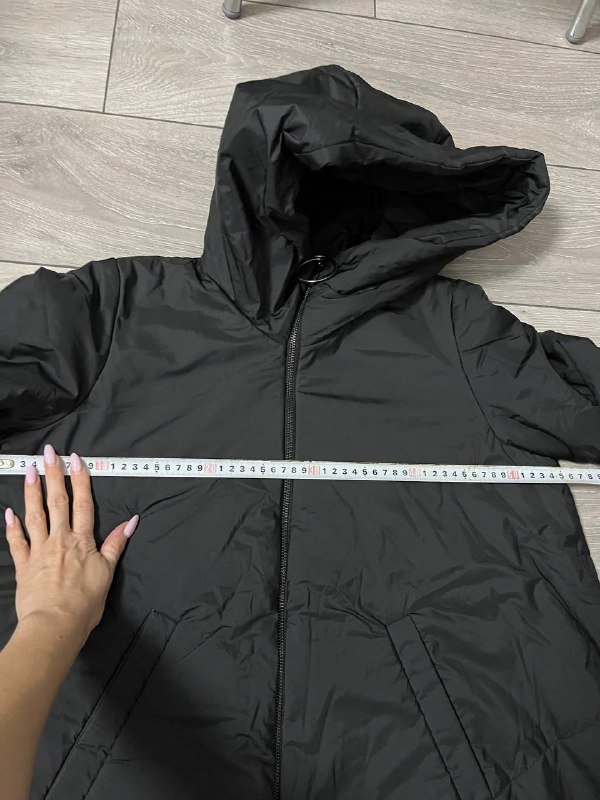 Женская куртка с капюшоном черная 4