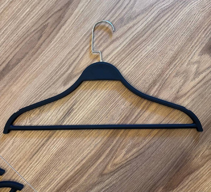 Плечики черные пластиковые с прищепками и без