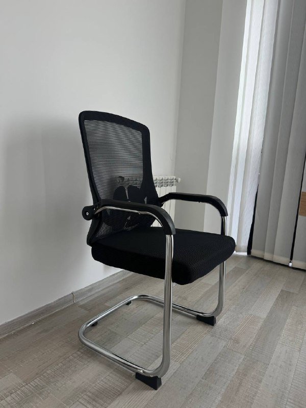 офисная мебель: столы, стулья, тумбочки, диван, доска 7