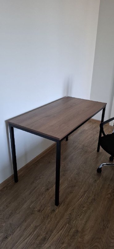 Стол, стул Jysk, монитор Samsung 20"