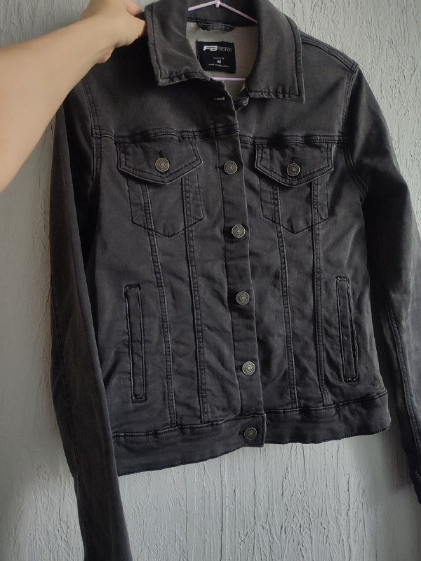 Джинсовка, белые джинсы, розовые подтяжки, кроптоп 5