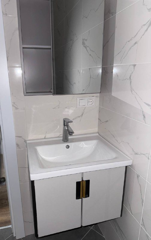 Зеркало с тумбой, раковина и смеситель для ванной комнаты