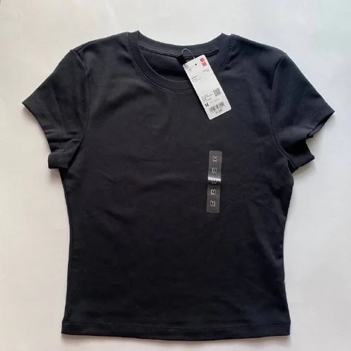 Футболки Uniqlo, спортивный топ Adidas Marimekko, сумка Marc Jacobs, джинсы Uniqlo JW Anderson