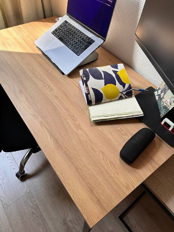 Стол, стул и кофейный столик рабочее место 2