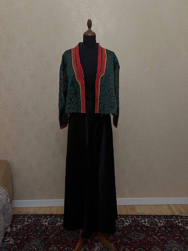 Атласная черная юбка в пол, обрезанный кафтан 3