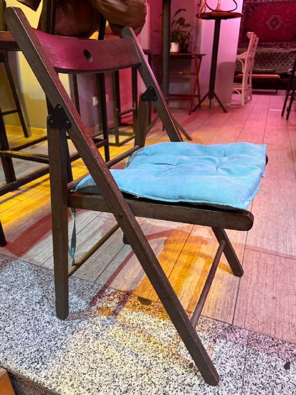 Неоновые вывески, растения, ковры, картины, мебель, бытовая техника, телевизоры, магнитофон 9