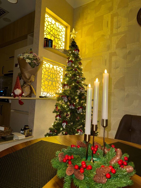 Ёлка с гирляндой, звездой и игрушками