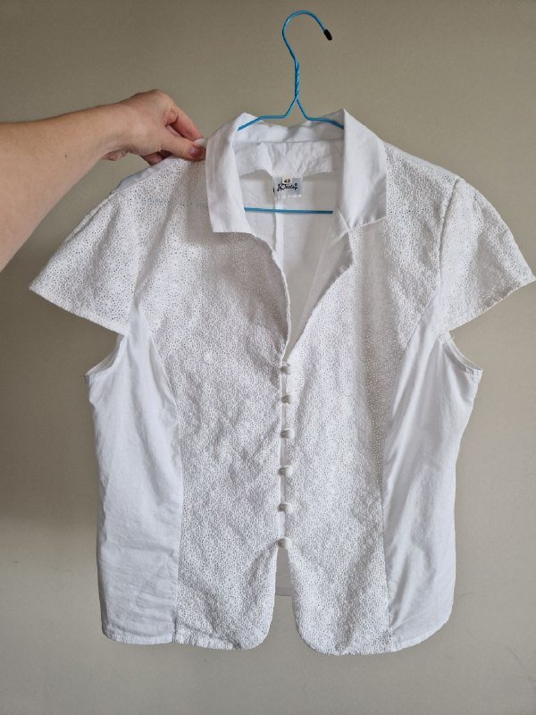 Белая женская рубашка 42 размера с узором