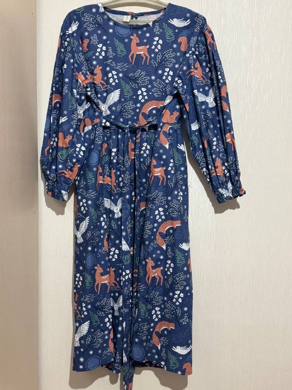 Новогоднее платье, черные туфли на каблуках, коричневые туфли Eko Georgia