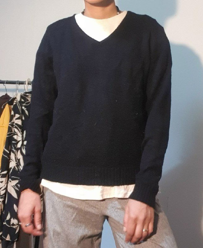 чёрный базовый свитер с v-образным вырезом