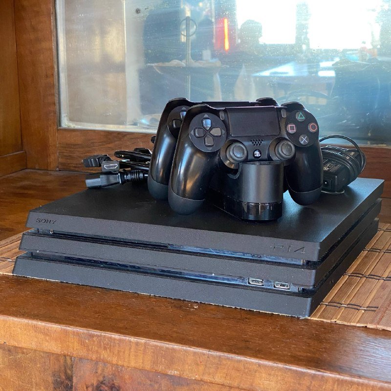 Sony Playstation 4 Pro 1 Tb, два геймпада DualShock 4 v2, зарядная станция CUH-ZDC1