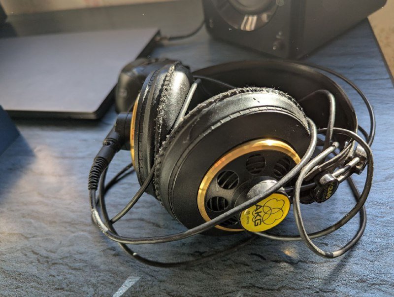 студийные мониторы Alesis Elevate 5 MKII, аудиокарта PreSonus Studio 26c, наушники AKG K240, акустический экран 2