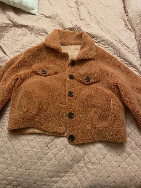 коричневая женская куртка из шерпы