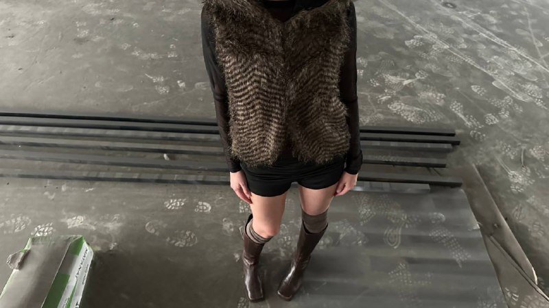 Fur vest with hood, size S 4