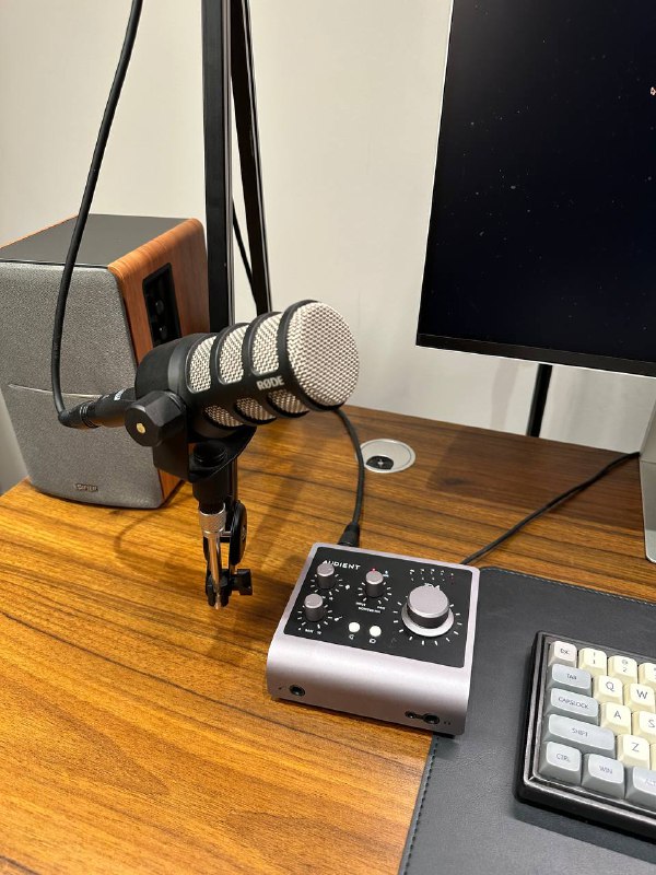 Набор для записи видео и звукозаписи Rode Podmic, Audient ID4 MK2