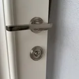 Дверь с наличниками и ручкой 2