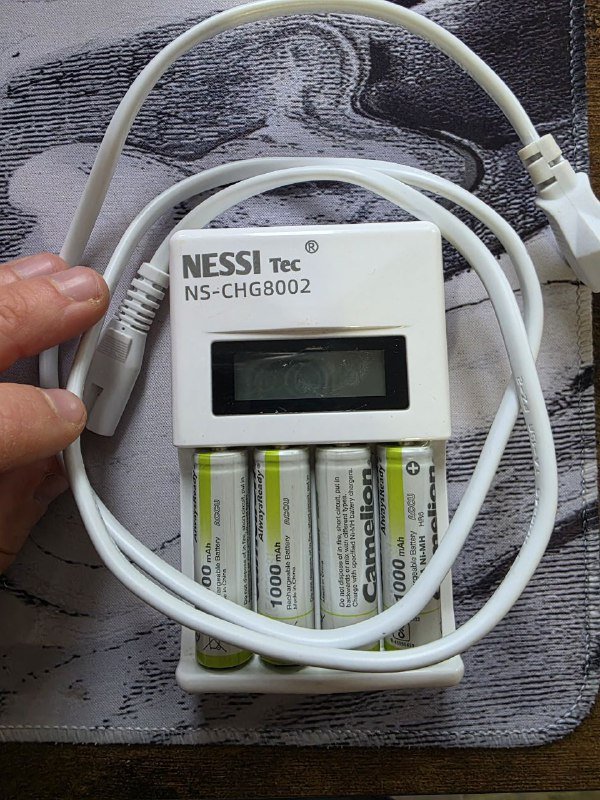 Аккумуляторы 4 штуки с блоком зарядки