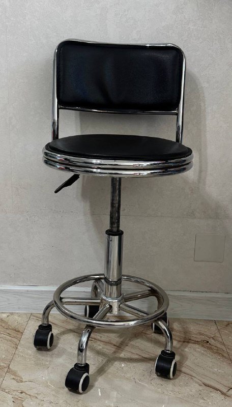 Регулируемые стулья на колесах черные, белые