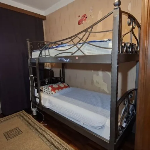 Двухъярусная кованая кровать с матрасами