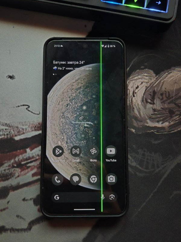 Google Pixel 8 с аксессуарами и повреждением экрана 5