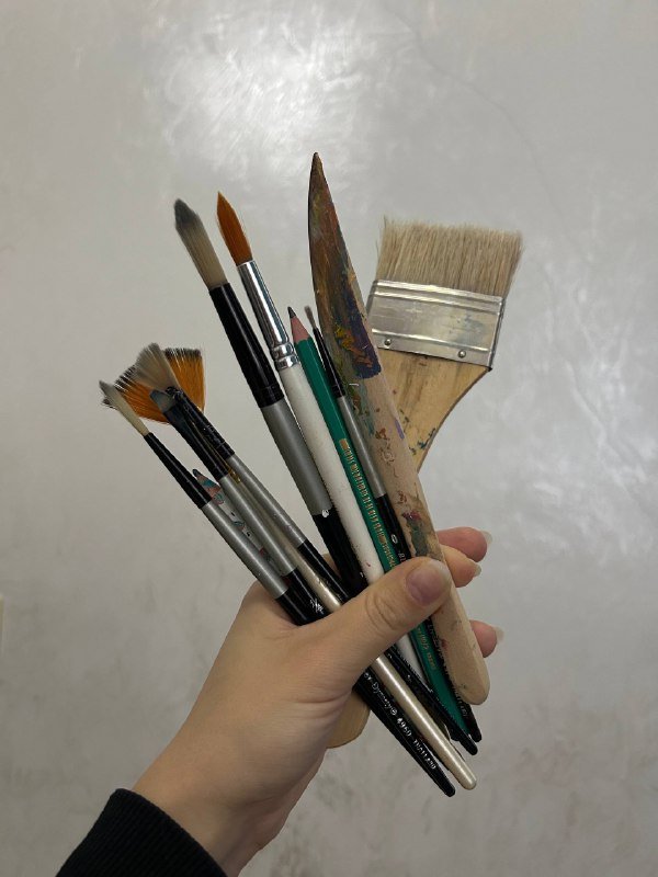 Акриловые краски, кисти, ножик, карандаши 2