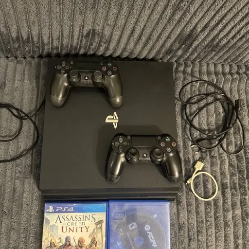 PlayStation 4 Pro с двумя джойстиками и играми