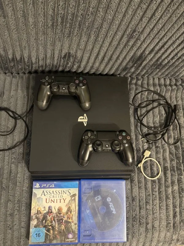 PlayStation 4 Pro с двумя джойстиками и играми