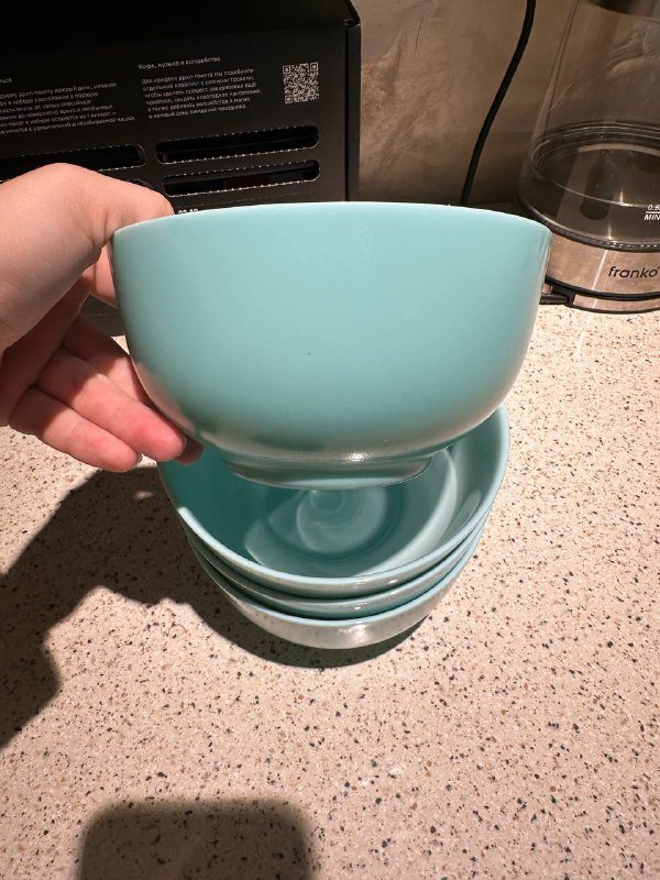 4 бирюзовые супницы, 4 светло-серые супницы, креманка, контейнеры для еды, бокалы