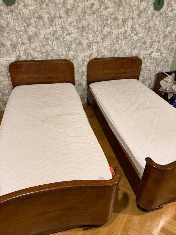 Две деревянные кровати с матрасами 2