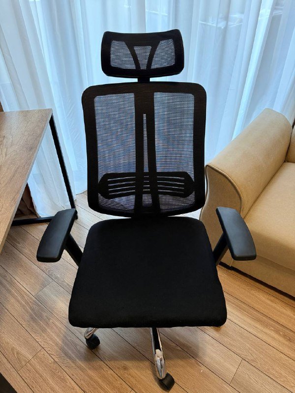 стул офисный, рабочий стол, ковры разных размеров и цветов 2