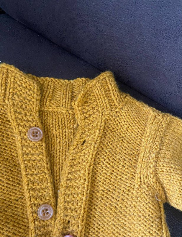 Вязаный детский костюм для 5-9 мес, шапки, носки 2