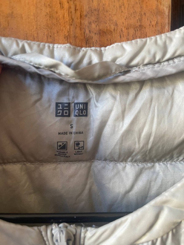 Серая куртка sweatybetty, черный пуховик Celio, серая поддевка Uniqlo, свитер H&M, бежевая жилетка 8