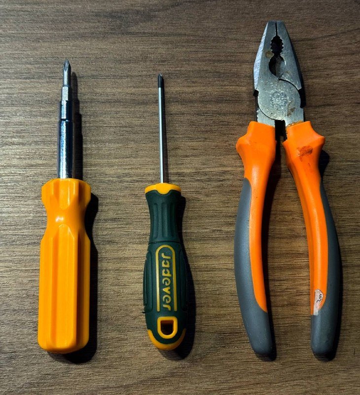 Отвертки и плоскогубцы