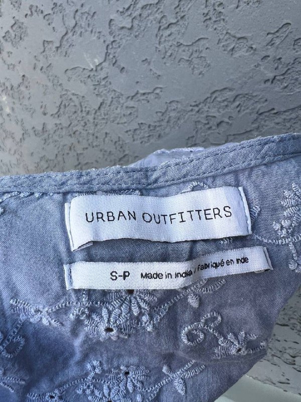 Белая блузка в чёрный горошек Zara Woman, Футболка полупрозрачная Reserved, Индийская голубая блуза Urban Outfitters, Белый лонгслив Gina, Чёрный топ C&A 6