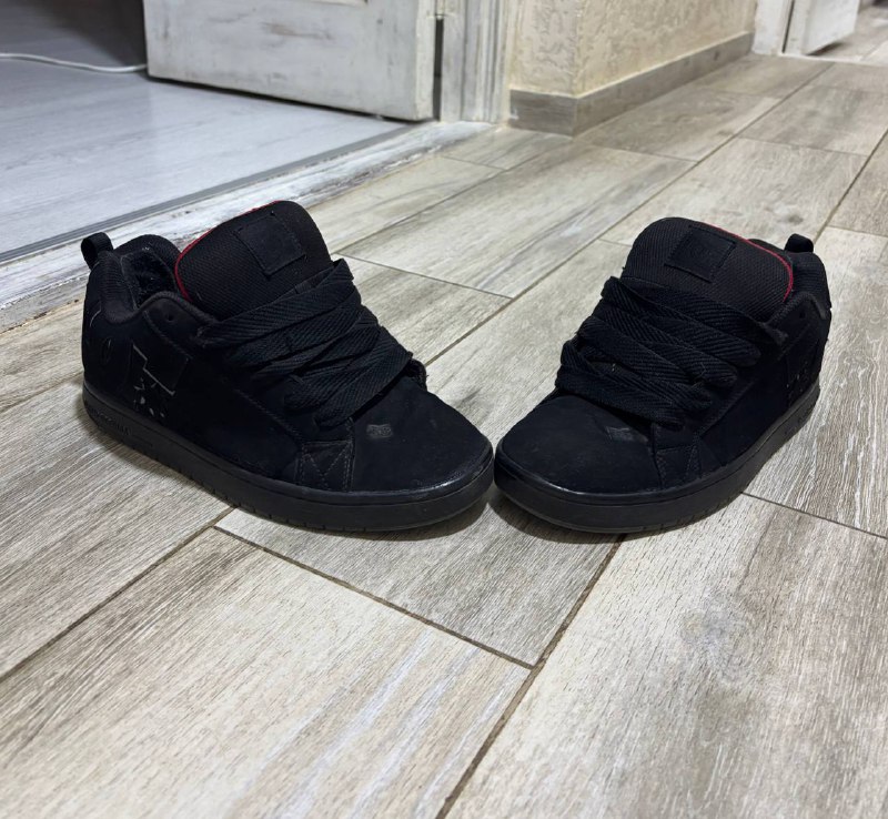 DC Shoes Court Graffik, Adidas Adifom
