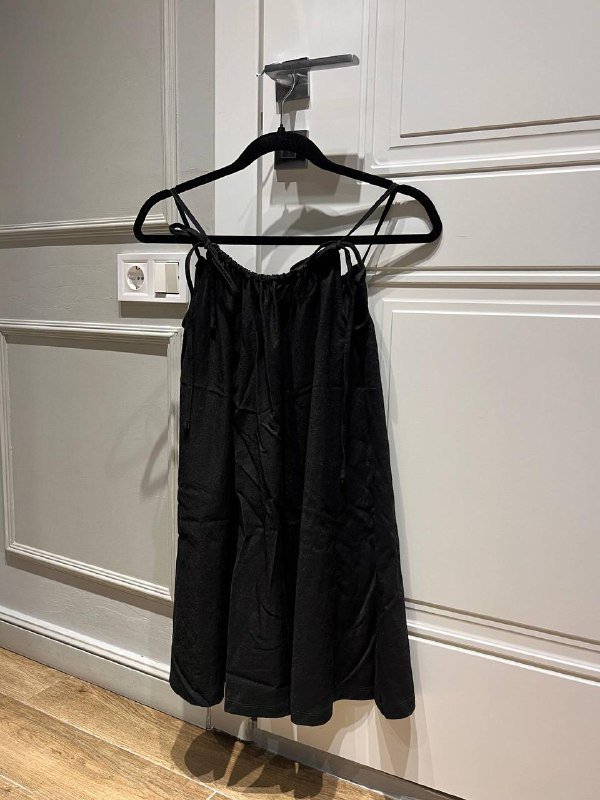 Mango джинсы Mom, Mavi шорты, Nike кроссовки, черное платье Mango, платье Mango oversize 5