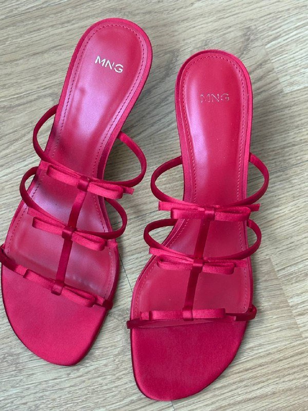 Ярко-красные босоножки Mango, Бежево-черные туфли Zara, Черные туфли Zara с блестками