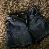 Красный пиджак H&M, черный пиджак H&M, костюм для йоги, юбка, кофта Reebok, туника Reebok, юбка, ветровка Waikiki, сумка Reebok, юбка, шорты Zara 10